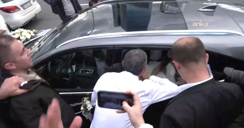 Özgür Özel, yürüyüşü sırasında trafikte gördüğü gelin ve damadın yanına gitti