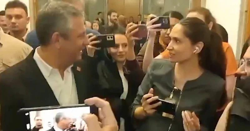 Özgür Özel den, sözlü saldırıya uğrayan kadın gazeteciye: Kusura bakma, çok üzüldüm