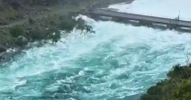 Diyarbakır ve Malatya yı birbirine bağlayan köprü barajdaki su tahliyesi sırasında hasar aldı VİDEO İZLE