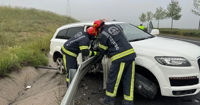 Denizli de bariyere saplanan otomobilin sürücüsü öldü Denizli Haberleri