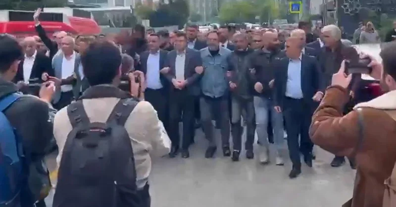 CHP Genel Merkezi ndeki arbedeyi başlatan görüntüler! Kol kola girip yürüdüler