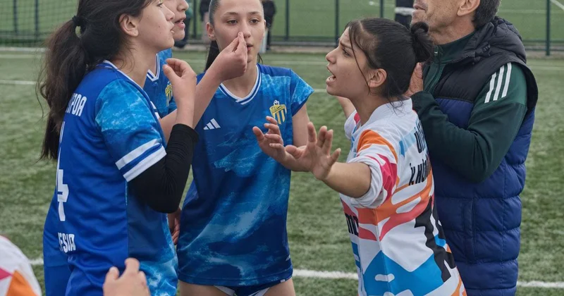 Kadın futbol takımı oyuncuları sahada birbirine girdi: 5 kırmızı kart