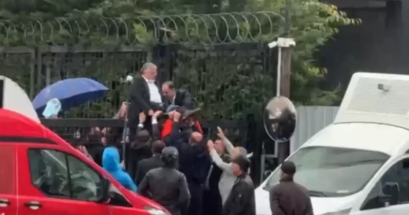 Genel merkezde otopark kapısına tırmanan CHP li il başkan yaralandı Sözcü Gazetesi