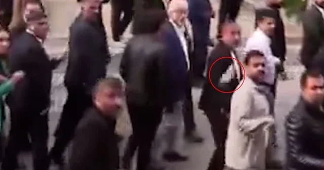 Genel merkeze yürüyen CHP’lileri taşladı VİDEO İZLE