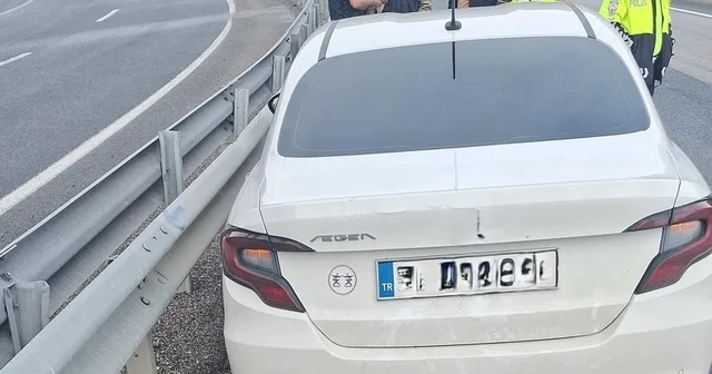 Kontrolden çıkan otomobil bariyere çarptı Erzincan Haberleri