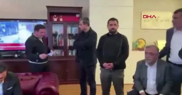 Özgür Özel kendisine gelen tebligatı yırttı!