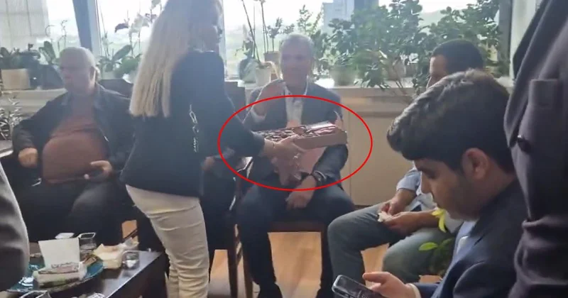 CHP Genel Merkezi ne giren Kılıçdaroğlu nun ekibi çikolata dağıttı