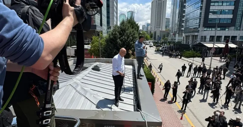 Mahmut Tanal yine sahnede! Elinde hortumla çatıya çıktı!