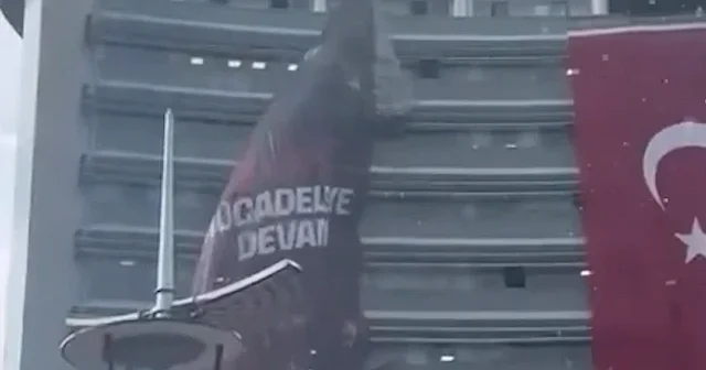 Özgür Özel in CHP Genel Merkezi ni terk etmesinin ardından mücadeleye devam yazılı dev posteri indirildi VİDEO İZLE