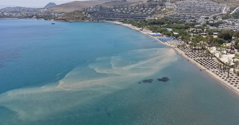 Bodrum da içme suyu isale hattında patlama! Denizin rengi değişti