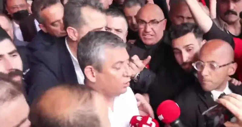 Son dakika! Özgür Özel CHP Genel Merkezi nden ayrıldı: Herkes kendisine yakışanı yapıyor