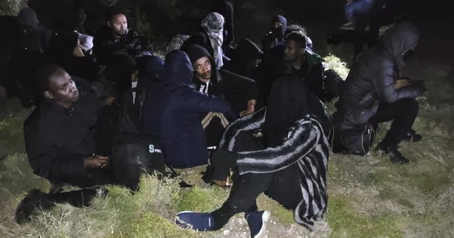 İzmir de 30 düzensiz göçmen yakalandı İzmir Haberleri