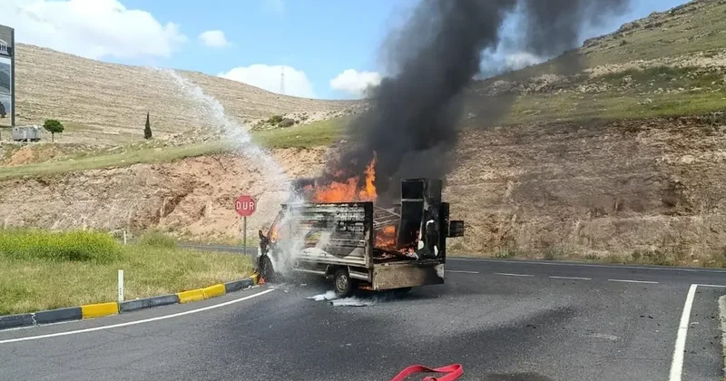Diyarbakır’da seyir halindeki kamyonet alev topuna döndü