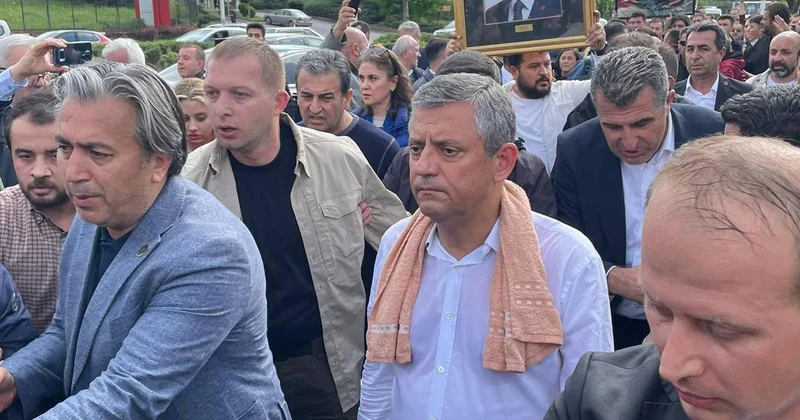 CHP Genel Merkezi nden ayrılan Özgür Özel TBMM ye yürüyor
