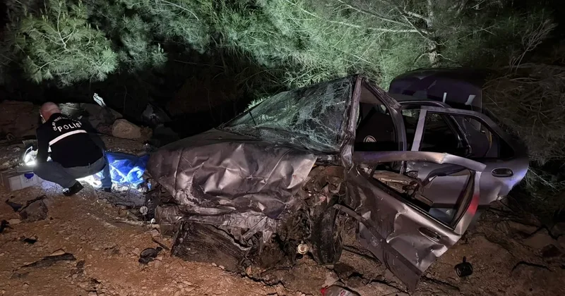 İki otomobil kafa kafaya çarpıştı! Karı koca öldü, 4 yaşındaki çocukları ağır yaralandı