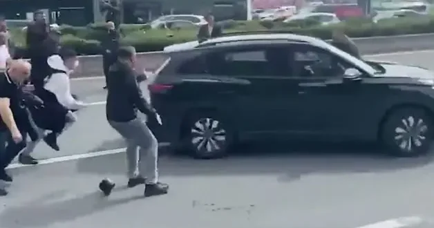 Özgür Özel in Meclis e yürüyüşü sırasında kalabalığa dalan araç kadını ezip kaçtı