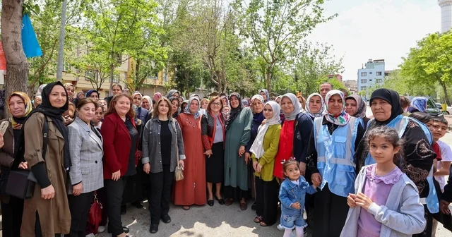 Fatma şahin, 25 Aralık mahallesi sakinleriyle bayramlaştı Yeni Haydi Tarladan Sofraya pazar yeri hizmete başladı Gaziantep Haberleri