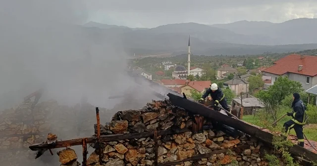 Antalya da 110 yıllık düğmeli ev yangında küle döndü Antalya Haberleri