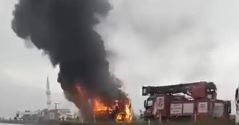 Sakarya da bayram yolunda korkutan yangın: Yolcu otobüsü alev alev yandı