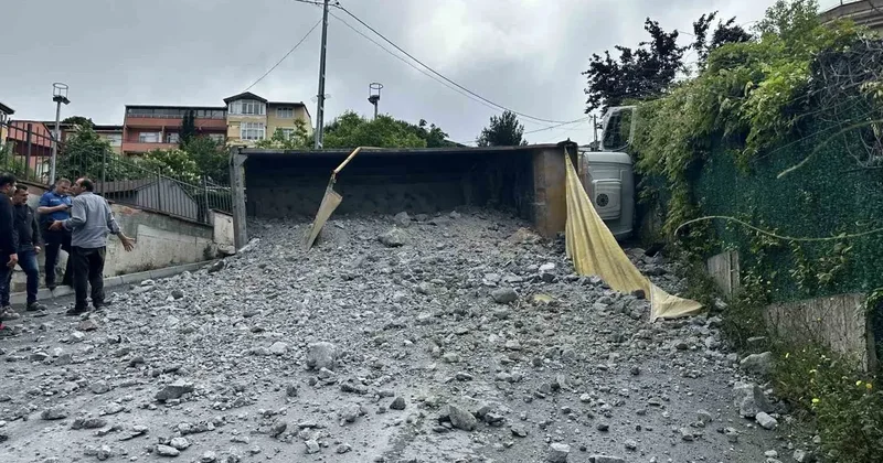 Sarıyer’de moloz yüklü kamyon geri kayarak devrildi, sürücü yaralandı
