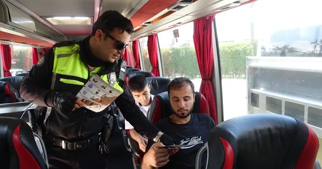 Bayram yolculuğuna çıkan vatandaşlar emniyet kemeri takılması konusunda bilgilendirildi Hatay Haberleri