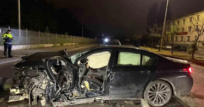 Refüje çarptıktan sonra hurdaya dönen araçta sıkışan sürücüyü itfaiye kurtardı