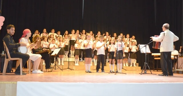 Gelibolu da ilkokul öğrencilerinin kurduğu koro konser verdi Çanakkale Haberleri