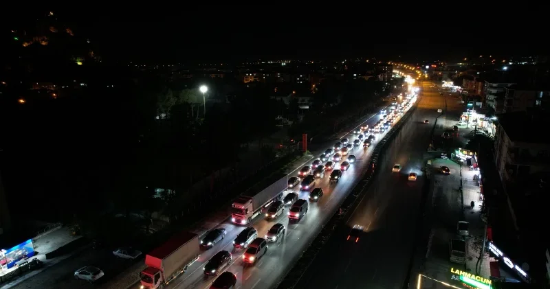 D 100 kara yolunda Kurban Bayramı hareketliliği: Trafik yoğunluğu dronla görüntülendi Çorum Haberleri