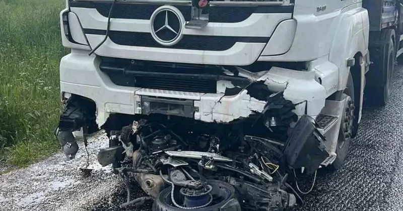 Motosiklet sürücüsü girdiği tırın altında feci şekilde can verdi