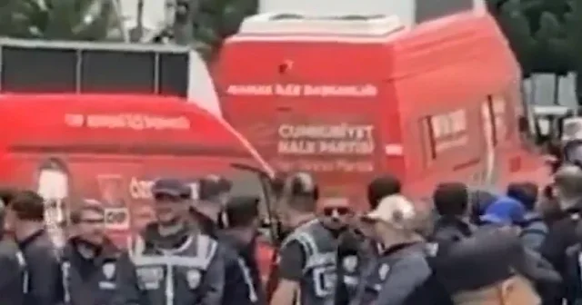 CHP Genel Merkezi ne barikat kurmak için getirilen parti minibüsleri tek tek çekicilerle kaldırılıyor. VİDEO İZLE