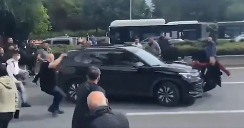 Aracını CHP lilerin üzerine sürdü, bir kadını ezerek kaçtı Sözcü Gazetesi