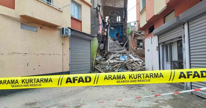 Sağanak ve deprem sonrası metruk binanın bir kısmı yıkıldı