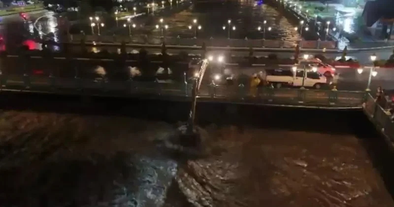 Tokat ta Atatürk Köprüsü, taşkın riskine karşı yaya trafiğine kapatıldı