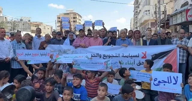 Yerinden edilen Gazzeliler İsrail i protesto etti VİDEO İZLE