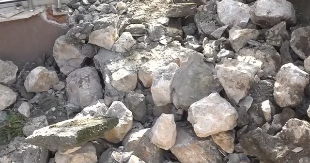 Amasya da 5 katlı binanın istinat duvarı çöktü VİDEO İZLE
