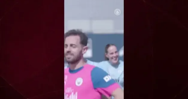 Manchester City de oyuncuların teknik direktörleri Guardiola ya ve takım arkadaşlarına renkli vedaları viral oldu