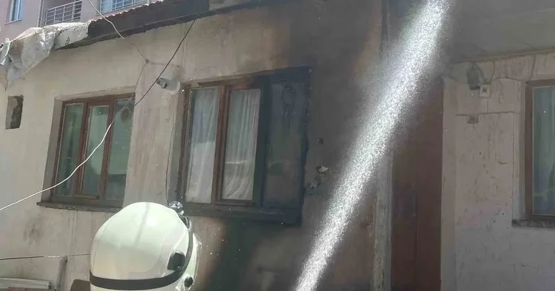 Müstakil evin çatısına çıkan yangın büyümeden söndürüldü