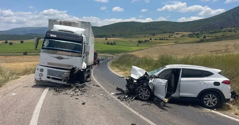 Tokat ta feci kaza! Kamyon ile cip çarpıştı