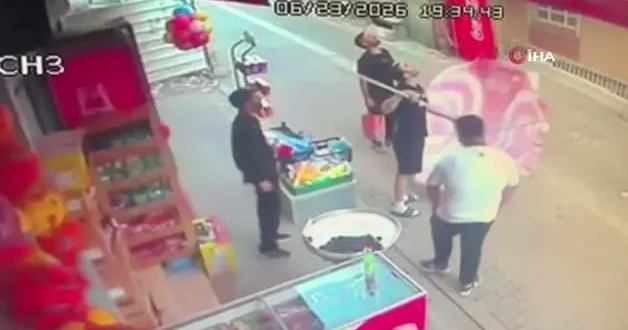 Metrelerce yüksekten düşen kedinin şemsiyeyle kurtarıldığı o anlar kamerada