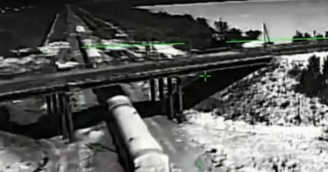 Rus askeri lojistiğine ağır darbe: Ukrayna Kırım daki kritik demir yolu köprüsünü havaya uçurdu VİDEO İZLE