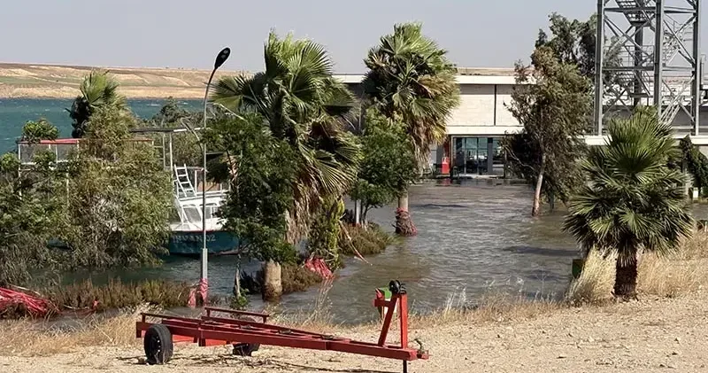 Adıyaman da iş yerleri ve yürüyüş yolları su altında kaldı