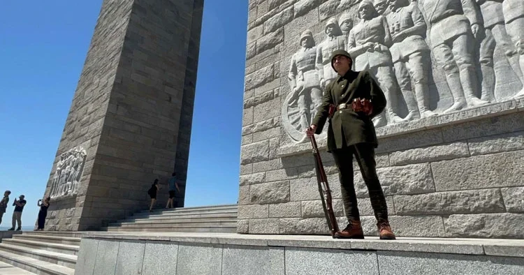 Şehitler Abidesi’nde saygı nöbeti