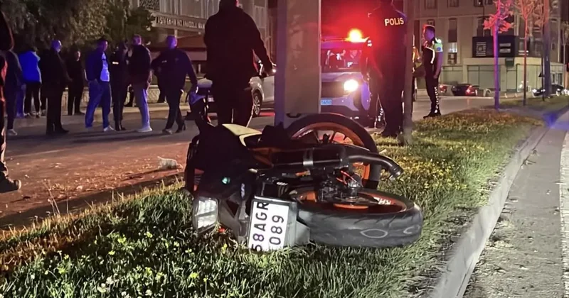 Sivas’ta aydınlatma direğine çarpan motosikletteki 2 kişi yola savruldu: 2 ağır yaralı