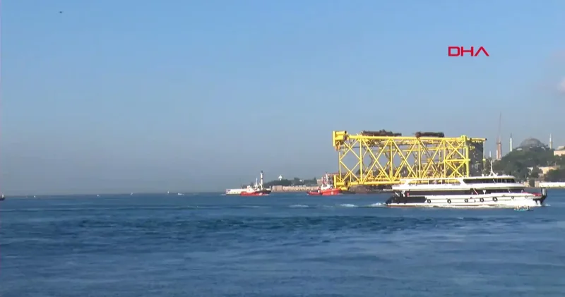 İstanbul Boğazı ndan 350 metrelik sondaj platform iskelesi geçiş yapıyor