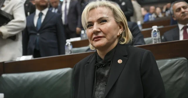 AK Parti’ye katılan Nimet Özdemir ilk açıklamasında sokak hayvanlarına hizmet dedi VİDEO İZLE
