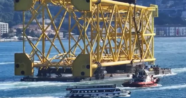 Dev platform İstanbul Boğazı ndan geçti: Romanya nın enerji hattına gidiyor VİDEO İZLE