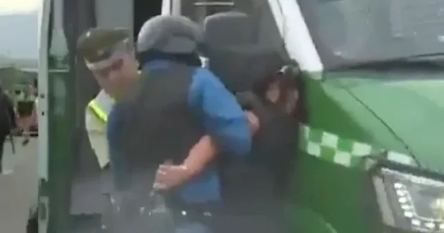 Canlı yayını izleyenler şaştı kaldı: Gözaltın alınan kadın polisin silahını alıp diğer polise ateş açtı VİDEO İZLE