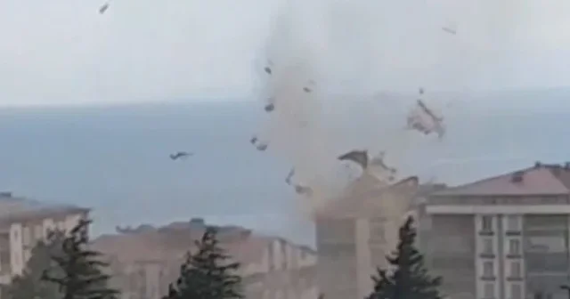 Bitlis te hortum çatıları uçurdu: O anlar kameraya yansıdı VİDEO İZLE