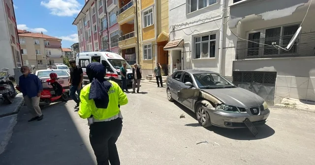 Motosiklet hareket eden otomobile çarptı: Anne ile kızının yaralandığı kaza kameraya yansıdı Karaman Haberleri Habertürk Yerel Haberler