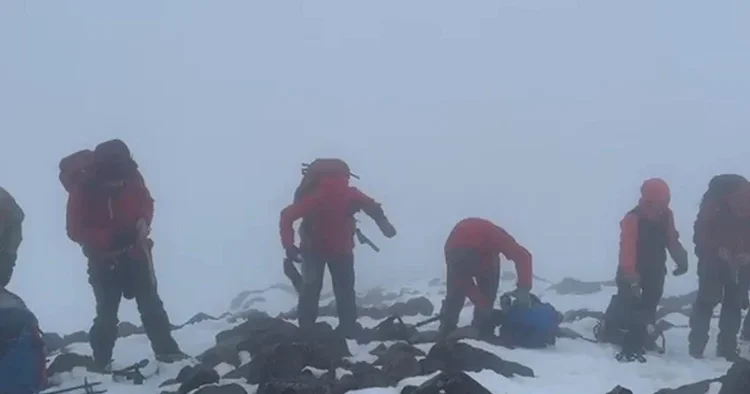 Tam 5 bin 137 metre! Türkiye nin çatısı Ağrı Dağı na tırmanışlar başladı